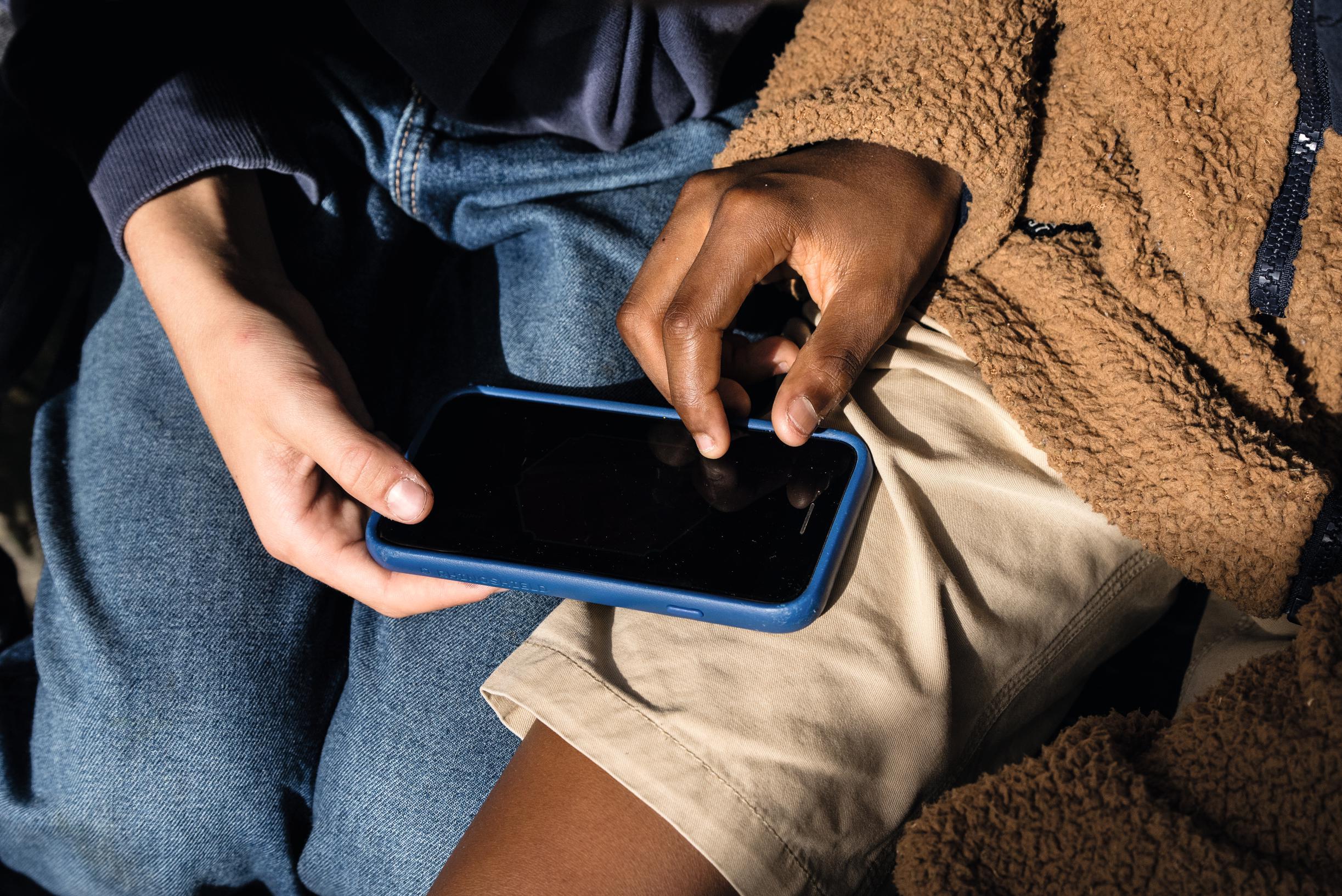 Volgt Vlaanderen Wallonië? “Smartphones verbieden in lagere school is zinvol” 