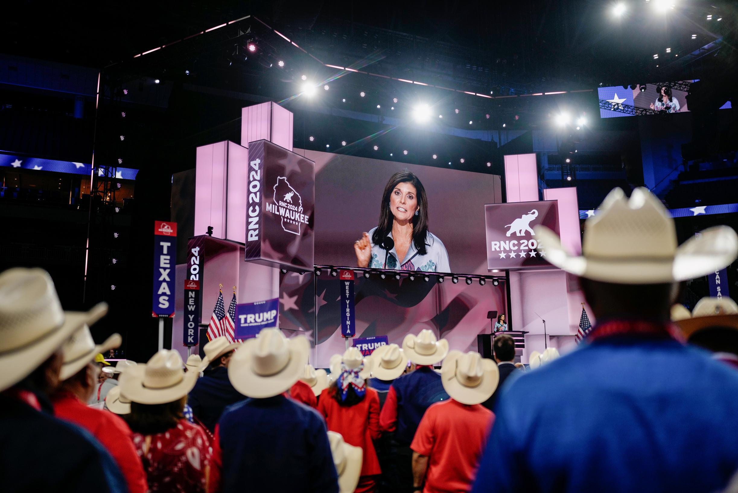 Zelfs Nikki Haley schaart zich nu achter Trump: “Je hoeft het niet over alles eens te zijn, om toch voor hem te stemmen”