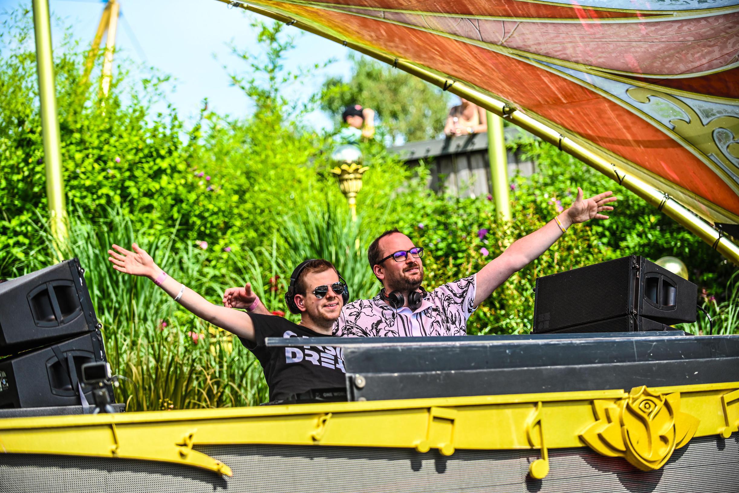 Anthony Reyers (dj Pitch) is blind en slechthorend, maar draait wel op Tomorrowland: “Ik kan de mensenmassa niet zien, maar ik kan ze wel voelen”